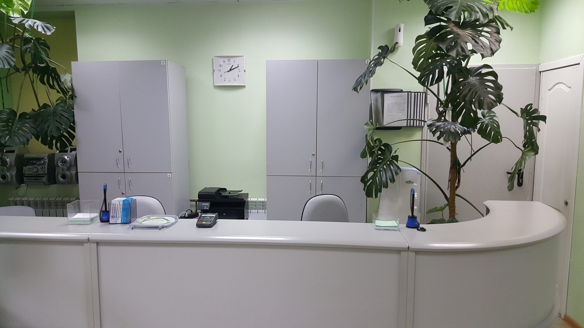 Столы регистратуры в новом стиле. Фото регистратура стоматология Микуцкого 2. Клиника здоровье номер регистратуры